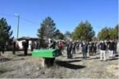 Koronavirüse yenik düşen 22 yaşındaki hemşire toprağa verildi Koronavirüse yenik düşen 22 yaşındaki hemşire toprağa verildi