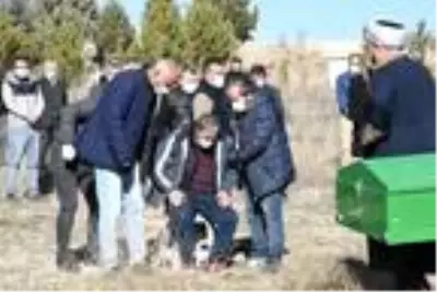 Koronavirüse yenik düşen 22 yaşındaki hemşire toprağa verildi Koronavirüse yenik düşen 22 yaşındaki hemşire toprağa verildi