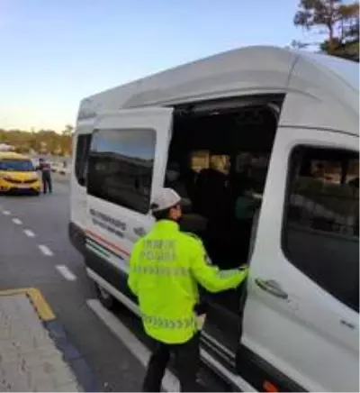 Marmaris'te toplu taşıma araçlarında Korona virüs denetimi yapıldı Marmaris'te toplu taşıma araçlarında Korona virüs denetimi yapıldı