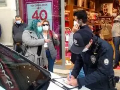 Maske cezasından kaçmak istedi, polise 'Şov yapıyorsunuz' dedi- Denetim yapan ekiplere 'Siz şov yapıyorsunuz' dedi Maske cezasından kaçmak istedi, polise 'Şov yapıyorsunuz' dedi- Denetim yapan ekiplere 'Siz şov yapıyorsunuz' dedi