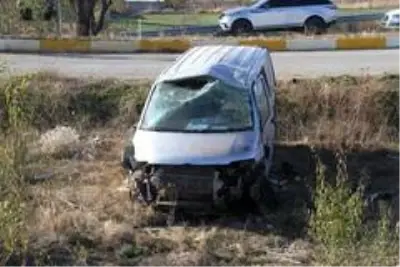 Minibüsle otomobil çarpıştı: 1 ölü, 3 yaralı