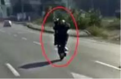 Motosikletle tek teker üzerinde tehlikeli yolculuk Motosikletle tek teker üzerinde tehlikeli yolculuk