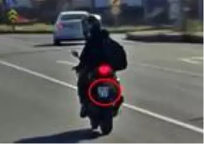 Motosikletle tek teker üzerinde tehlikeli yolculuk Motosikletle tek teker üzerinde tehlikeli yolculuk