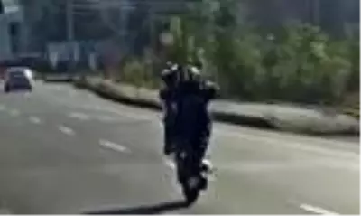 Motosikletle tek teker üzerinde tehlikeli yolculuk Motosikletle tek teker üzerinde tehlikeli yolculuk