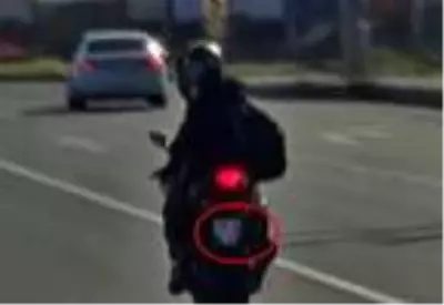 Motosikletle tek teker üzerinde tehlikeli yolculuk Motosikletle tek teker üzerinde tehlikeli yolculuk