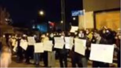 Öğrenciler, İranlı nükleer fizikçiye suikastın ardından gösteri düzenledi Öğrenciler, İranlı nükleer fizikçiye suikastın ardından gösteri düzenledi