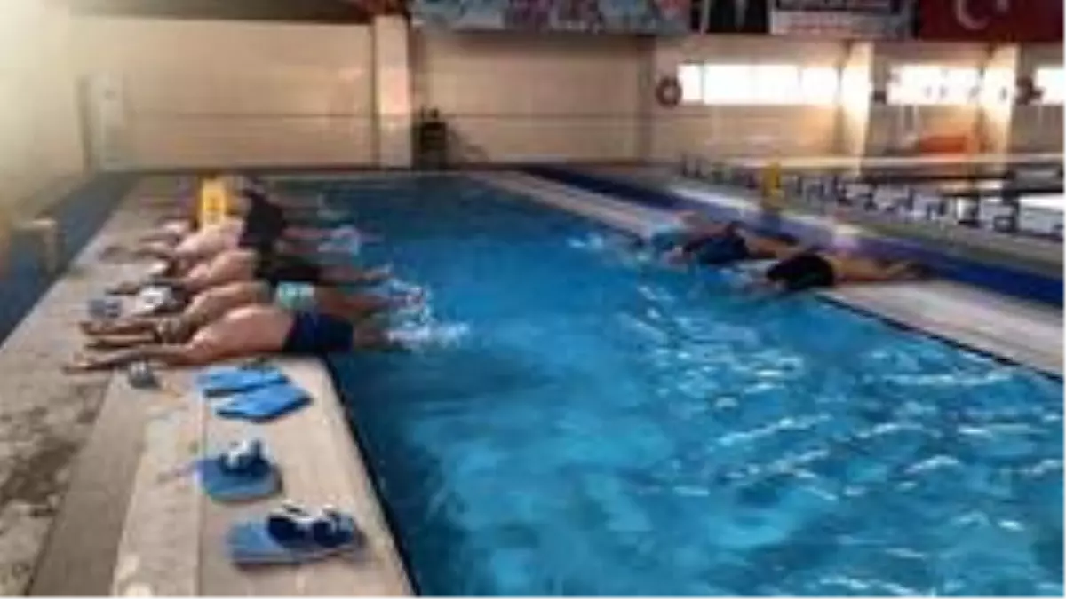 Öğretmenler yüzme öğreniyor