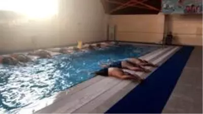 Öğretmenler yüzme öğreniyor Öğretmenler yüzme öğreniyor