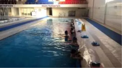 Öğretmenler yüzme öğreniyor Öğretmenler yüzme öğreniyor