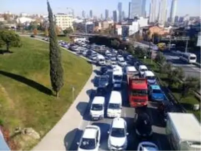 Okmeydanı'nda hafriyat kamyonu otomobilin üzerine devrildi Okmeydanı'nda hafriyat kamyonu otomobilin üzerine devrildi