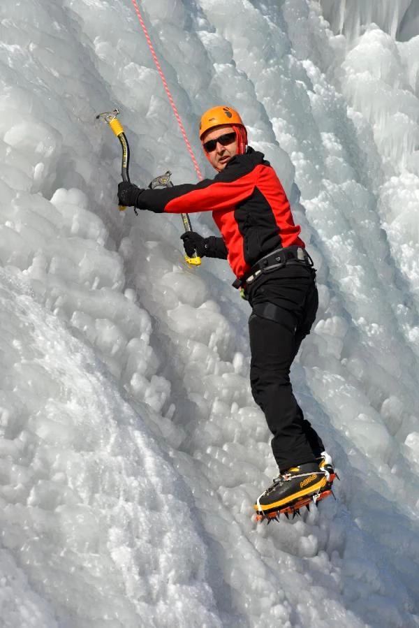 Palandöken'de 2020-2021 buz duvarı tırmanış sezonu açıldı