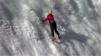 Palandöken Kayak Merkezinde buz tırmanışı Palandöken Kayak Merkezinde buz tırmanışı