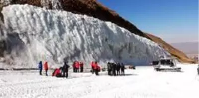 Palandöken Kayak Merkezinde buz tırmanışı Palandöken Kayak Merkezinde buz tırmanışı