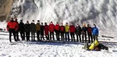 Palandöken Kayak Merkezinde buz tırmanışı Palandöken Kayak Merkezinde buz tırmanışı