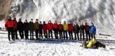 Palandöken Kayak Merkezinde buz tırmanışı Palandöken Kayak Merkezinde buz tırmanışı