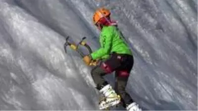 Palandöken Kayak Merkezinde buz tırmanışı Palandöken Kayak Merkezinde buz tırmanışı