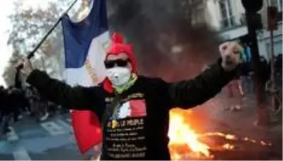 Paris'te 'polis güvenlik yasası'na karşı eylemde küçük çaplı çatışmalar çıktı Paris'te 'polis güvenlik yasası'na karşı eylemde küçük çaplı çatışmalar çıktı
