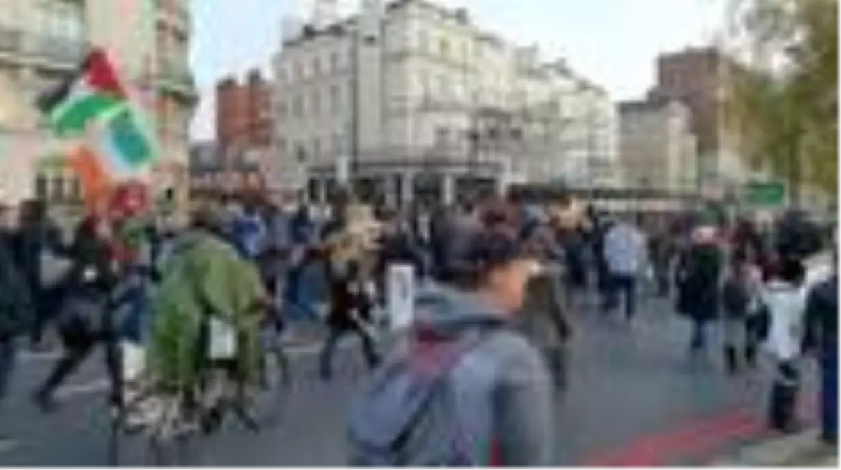 Son dakika haberleri | Polis Kovid-19 önlemleri karşıtı gösteriye müdahale etti (3)