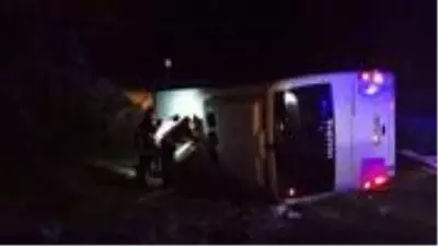 Polis midibüsü şarampole devrildi: 1 şehit, 4 yaralı Polis midibüsü şarampole devrildi: 1 şehit, 4 yaralı
