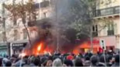 Polis şiddeti protestolarında çatışma çıktı (2) Polis şiddeti protestolarında çatışma çıktı (2)
