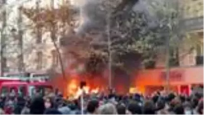 Polis şiddeti protestolarında çatışma çıktı (2) Polis şiddeti protestolarında çatışma çıktı (2)
