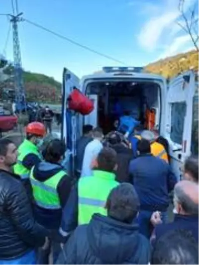 Rize'de beton mikserinin freni boşalınca dereye yuvarlandı Rize'de beton mikserinin freni boşalınca dereye yuvarlandı