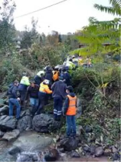 Rize'de beton mikserinin freni boşalınca dereye yuvarlandı Rize'de beton mikserinin freni boşalınca dereye yuvarlandı