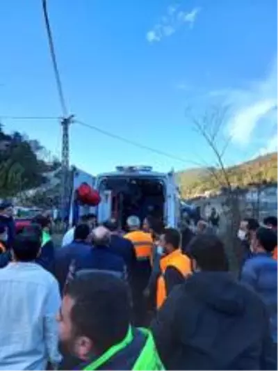 Rize'de beton mikserinin freni boşalınca dereye yuvarlandı Rize'de beton mikserinin freni boşalınca dereye yuvarlandı