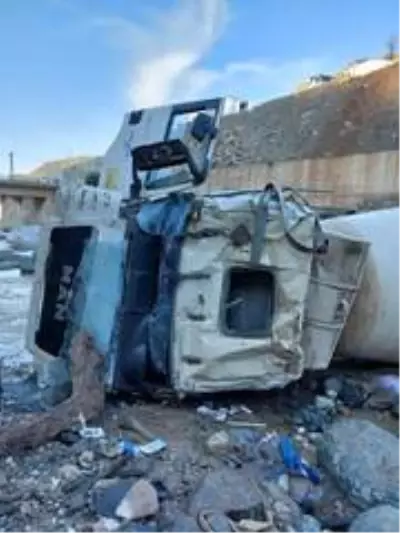 Rize'de beton mikserinin freni boşalınca dereye yuvarlandı Rize'de beton mikserinin freni boşalınca dereye yuvarlandı