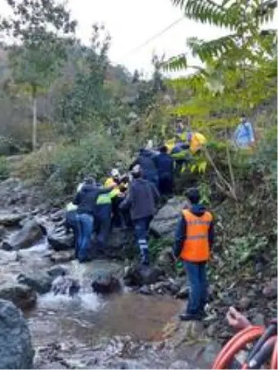 Rize'de beton mikserinin freni boşalınca dereye yuvarlandı Rize'de beton mikserinin freni boşalınca dereye yuvarlandı
