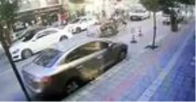 Son dakika haberi... Sahipsiz at arabasının trafikteki seyri kamerada Son dakika haberi... Sahipsiz at arabasının trafikteki seyri kamerada