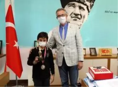Satranç şampiyonları ödüllerini Başkan Arda'dan aldı Satranç şampiyonları ödüllerini Başkan Arda'dan aldı