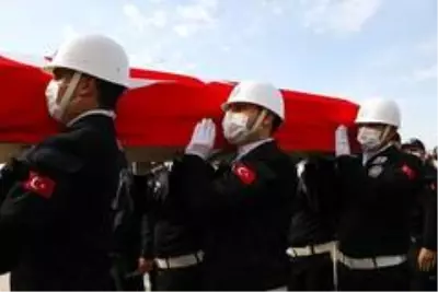 Son dakika haberi | Şehit polis, törenle son yolculuğuna uğurlandı Son dakika haberi | Şehit polis, törenle son yolculuğuna uğurlandı