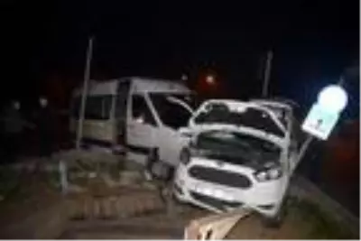 Servis minibüsü ile hafif ticari araç çarpıştı 4 yaralı Servis minibüsü ile hafif ticari araç çarpıştı 4 yaralı
