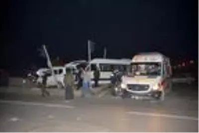 Servis minibüsü ile hafif ticari araç çarpıştı 4 yaralı Servis minibüsü ile hafif ticari araç çarpıştı 4 yaralı