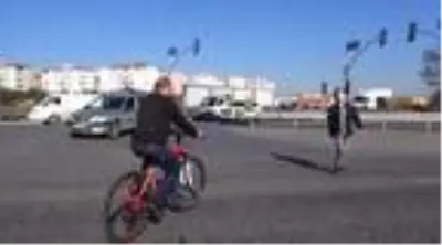 Son dakika haberi | Silivri'de canlarını hiçe sayıp D-100'den yolun karşısına geçenler kamerada Son dakika haberi | Silivri'de canlarını hiçe sayıp D-100'den yolun karşısına geçenler kamerada