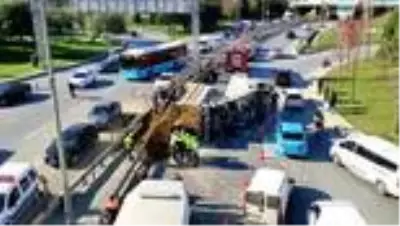 Şişli'de hafriyat kamyonu otomobilin üzerine devrildi Şişli'de hafriyat kamyonu otomobilin üzerine devrildi