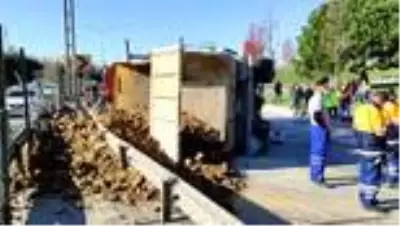 Şişli'de hafriyat kamyonu otomobilin üzerine devrildi Şişli'de hafriyat kamyonu otomobilin üzerine devrildi