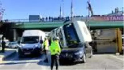 Şişli'de hafriyat kamyonu otomobilin üzerine devrildi Şişli'de hafriyat kamyonu otomobilin üzerine devrildi