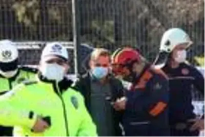 Şişli'de mucize kurtuluş! Otomobilin üzerine hafriyat kamyonu devrildi Şişli'de mucize kurtuluş! Otomobilin üzerine hafriyat kamyonu devrildi