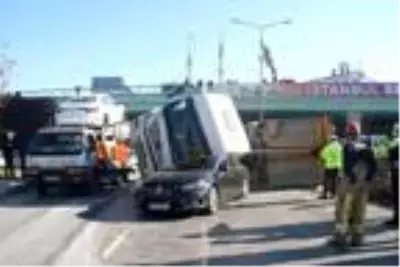 Şişli'de mucize kurtuluş! Otomobilin üzerine hafriyat kamyonu devrildi Şişli'de mucize kurtuluş! Otomobilin üzerine hafriyat kamyonu devrildi