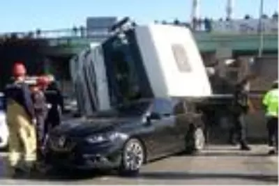 Şişli'de mucize kurtuluş! Otomobilin üzerine hafriyat kamyonu devrildi Şişli'de mucize kurtuluş! Otomobilin üzerine hafriyat kamyonu devrildi