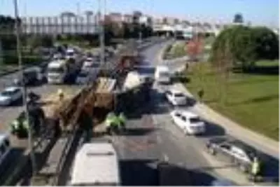 Şişli'de mucize kurtuluş! Otomobilin üzerine hafriyat kamyonu devrildi Şişli'de mucize kurtuluş! Otomobilin üzerine hafriyat kamyonu devrildi