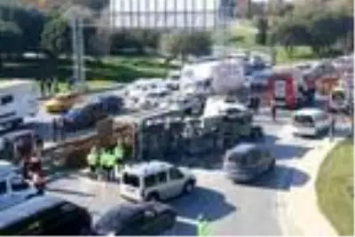 Şişli'de mucize kurtuluş! Otomobilin üzerine hafriyat kamyonu devrildi Şişli'de mucize kurtuluş! Otomobilin üzerine hafriyat kamyonu devrildi