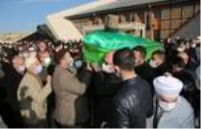 Sivas'ın Şahabettin dedesi son yolculuğuna uğurlandı Sivas'ın Şahabettin dedesi son yolculuğuna uğurlandı