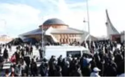 Sivas'ın Şahabettin dedesi son yolculuğuna uğurlandı Sivas'ın Şahabettin dedesi son yolculuğuna uğurlandı
