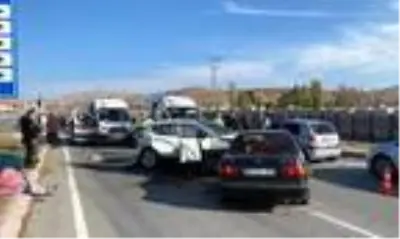 Zincirleme trafik kazası: 7 yaralı Zincirleme trafik kazası: 7 yaralı
