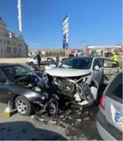 Zincirleme trafik kazası: 7 yaralı Zincirleme trafik kazası: 7 yaralı