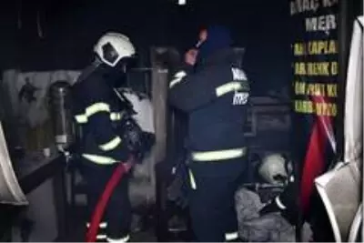 Sobadan düşen alevli karton dükkanın yanmasına neden oldu Sobadan düşen alevli karton dükkanın yanmasına neden oldu