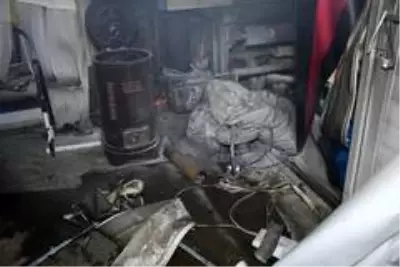 Sobadan düşen alevli karton dükkanın yanmasına neden oldu Sobadan düşen alevli karton dükkanın yanmasına neden oldu